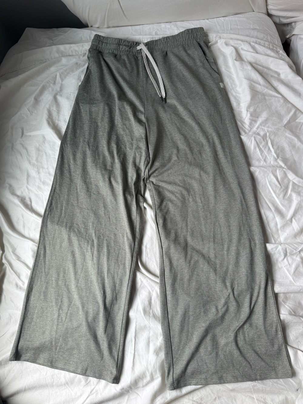 Vuori Halo Essential Wideleg Pant - Short in Laurel Heather, size Large